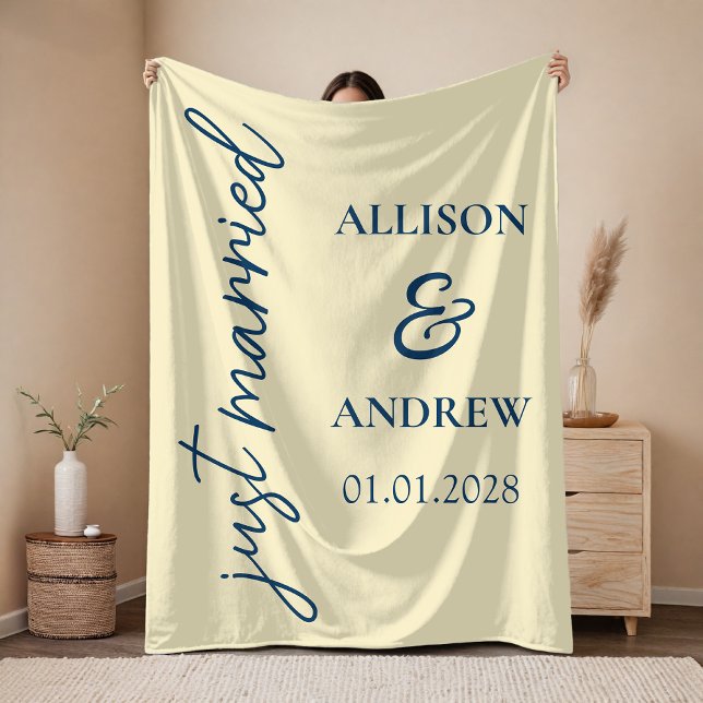 Manta Polar Personalized Newlywed Blanket Gift for Him or Her (Honeymoon Travel Blanket, Custom  Newlywed Gift for Him or Her, Custom Name Newlywed Throw for Wife)