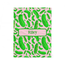 Pickles verdes sobre fondo rosa suave