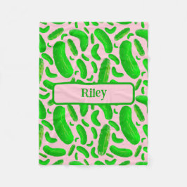 Manta Polar Pickles verdes sobre fondo rosa suave