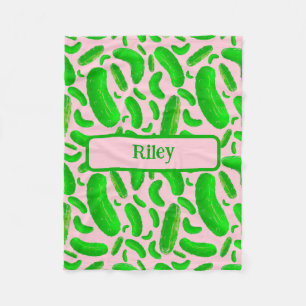 Manta Polar Pickles verdes sobre fondo rosa suave