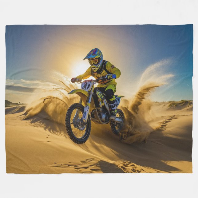 Manta Polar Piloto de Motocross Montando en las Dunas (Frente (Horizontal))