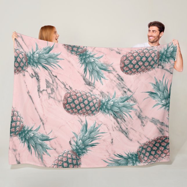 Manta Polar Pineapple & Pink Marble Swirl Moda tropical modern (In situ)