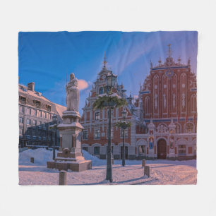Manta Polar Plaza del ayuntamiento de Riga en invierno