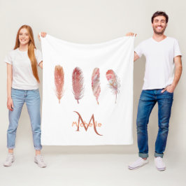 Manta Polar Plumas en rosa y coral sobre blanco monogramado