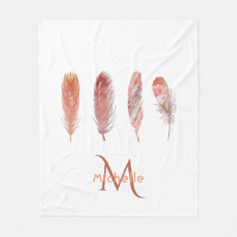 Manta Polar Plumas en rosa y coral sobre blanco monogramado