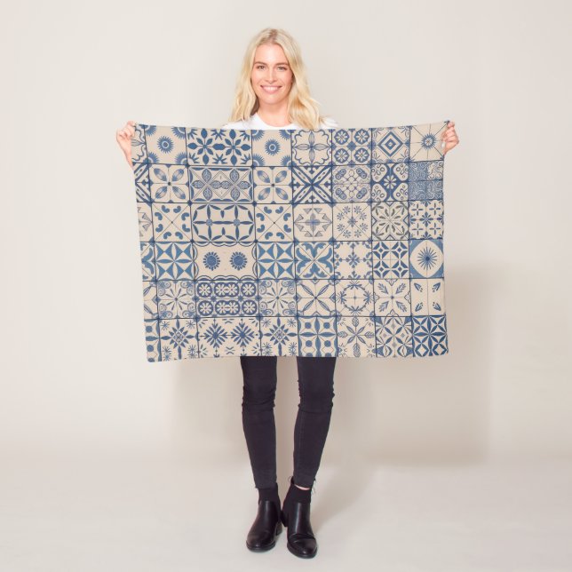 Manta Polar Portuguese Azulejo Tile Fleece Blanket – Cozy Blue (In situ)