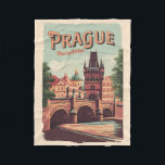 Manta Polar Praga República Checa Vintage<br><div class="desc">Diseño de viaje vectorial retro de Praga. Praga,  capital de la República Checa,  está dividida por el río Vltava. Llamada "la ciudad de las cien arañas",  es conocida por su Plaza del Casco Antiguo.</div>