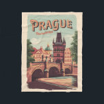 Manta Polar Praga República Checa Vintage<br><div class="desc">Diseño de viaje vectorial retro de Praga. Praga,  capital de la República Checa,  está dividida por el río Vltava. Llamada "la ciudad de las cien arañas",  es conocida por su Plaza del Casco Antiguo.</div>