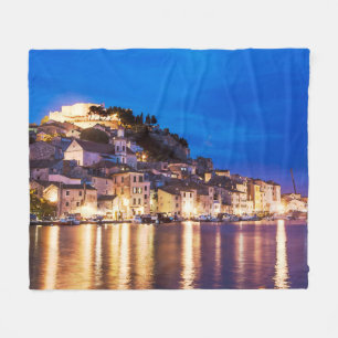 Manta Polar Pueblo croata Sibenik de noche.