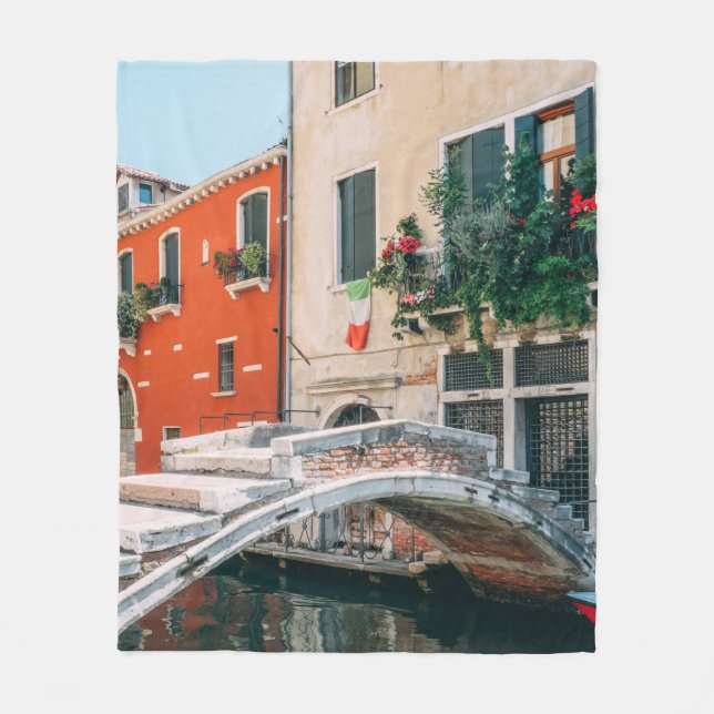 MANTA POLAR PUENTE CONCRETO JUNTO AL EDIFICIO BLANCO (Anverso)