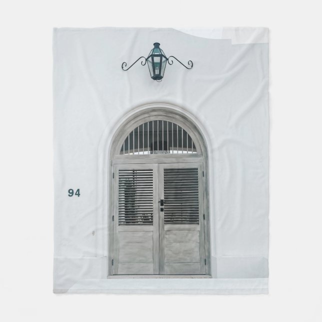 MANTA POLAR PUERTA DE MADERA GRIS CERRADA POR DEBAJO DE LA LUZ (Anverso)