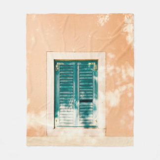 Manta Polar Puerta de madera verde cerrada