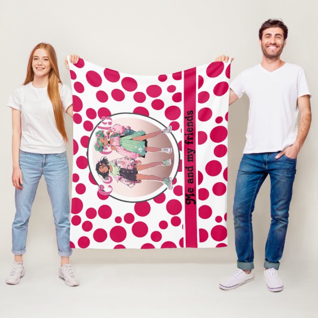 Manta Polar puntos rojos de polka en un fondo blanco (In situ)