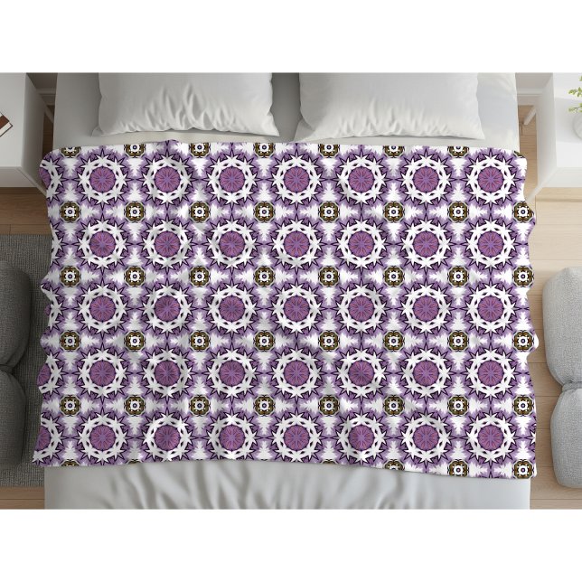 Manta Polar Purple and white geometric pattern Fleece Blanket (Subido por el creador)