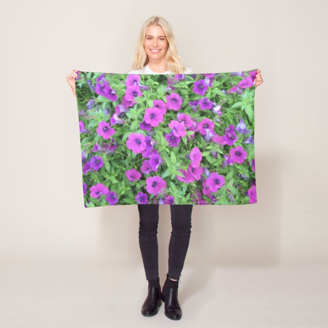 Manta Polar Purple Petunias Fleece Blanket (In situ)
