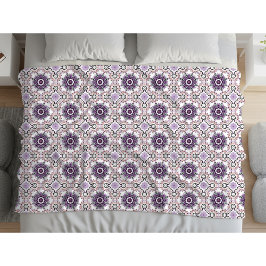 Manta Polar Purple, white and gray geometric mandala pattern