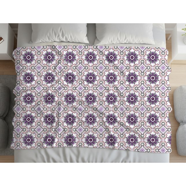 Manta Polar Purple, white and gray geometric mandala pattern  (Subido por el creador)
