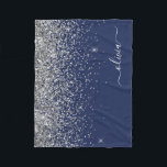 Manta Polar Purpurina azul de la Marina Plata Monograma Girly<br><div class="desc">Plata y Navy Blue Faux Sparkle Purpurina Monograma Nombre y Mapa inicial de la flota. Esto hace que el dulce perfecto cumpleaños 16,  boda,  ducha de novia,  aniversario,  ducha de bebé o fiesta de soltera sea regalo para alguien que ama el lujo glam y los estilos de moda.</div>