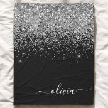 Manta Polar Purpurina negro plateado Script Monograma Nombre d<br><div class="desc">Purpurina de guion Plata y Negro de esparkle Nombre de monograma y funda inicial de la pieza. Esto hace que el dulce perfecto cumpleaños 16, boda, ducha de novia, aniversario, ducha de bebé o fiesta de soltera sea regalo para alguien que ama el lujo glam y los estilos de moda....</div>