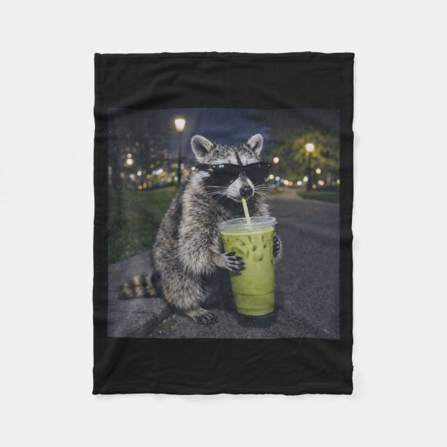 Manta Polar Raccoon drinking iced matcha latte funny animal (Anverso)