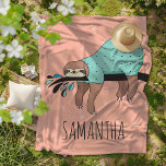 Manta Polar Razón de corte<br><div class="desc">Cute Sloth Blanket - Esta cómoda manta tiene un sueño dormido mientras cuelga en una rama de pijamas verdes. El fondo es rosa, decorado con estrellas y corazones. Perfecto para una siesta por la tarde o para quedarse dormido mientras se adentra en un profundo sueño con esta manta linda. Las...</div>