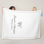 Manta Polar Regalo boda Elegante Monograma Keepsake recién cas<br><div class="desc">Regalo boda Elegante Recién Recién Recién Recibido Keepsake Monograma Fleece Blanket. Monograma de fleche monogramado blanco y falso plateado. Guión clásico para el inicial, los nombres de la novia y el novio, y la fecha del boda en un elegante y simple fondo blanco minimalista. Un regalo perfecto para bodas, o...</div>