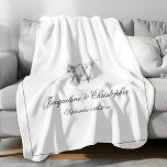 Manta Polar Regalo boda Elegante Monograma Keepsake recién cas<br><div class="desc">Regalo boda Elegante Recién Recién Recién Recibido Keepsake Monograma Fleece Blanket. Monograma de fleche monogramado blanco y falso plateado. Guión clásico para el inicial, los nombres de la novia y el novio, y la fecha del boda en un elegante y simple fondo blanco minimalista. Un regalo perfecto para bodas, o...</div>