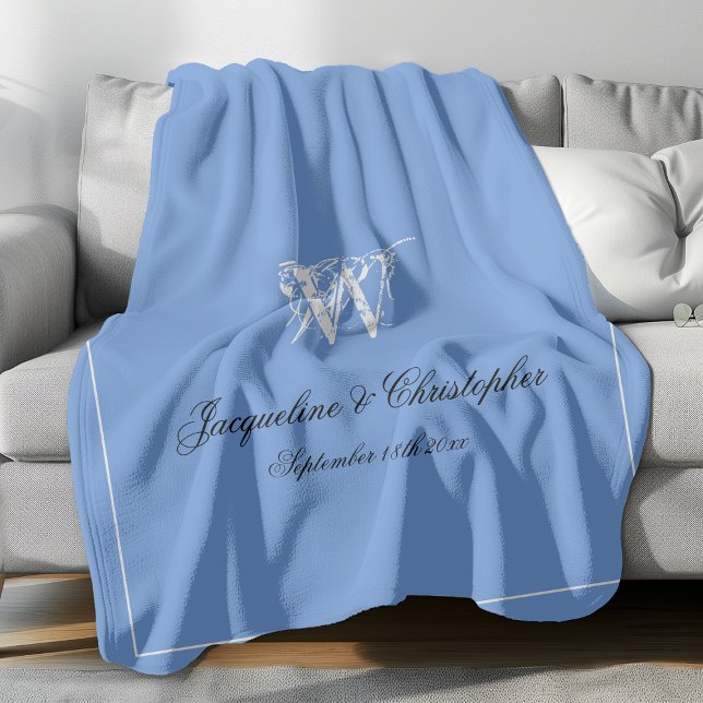 Manta Polar Regalo boda Elegante Monograma recién hecho Keepsa (Elegant white monogram with black font names and white border against blue background fleece blanket)