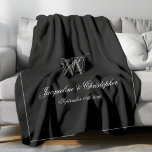 Manta Polar Regalo boda Pareja recién casada Keepsake Monogram<br><div class="desc">Regalo boda Pareja recién casada Keepsake Monograma Fleece Blanket. Monograma de Fleece monogramado en negro y gris plateado personalizado. Guión clásico romántico para el inicial, los nombres de la novia y el novio, y la fecha boda en un elegante y simple fondo negro minimalista. Una idea de regalo perfecta para...</div>