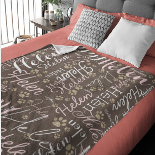 Manta Polar Repetir nombre y garra de perro a través del marró