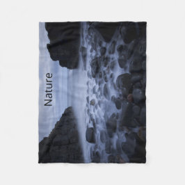 Manta Polar Rocas y guijarros a lo largo de la costa oceánica