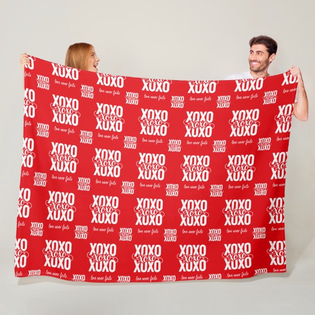 Manta Polar Romantic Red XOXO Love Never Fails Valentines (In situ)