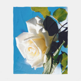 Manta Polar Rosa blanca bajo cielo azul