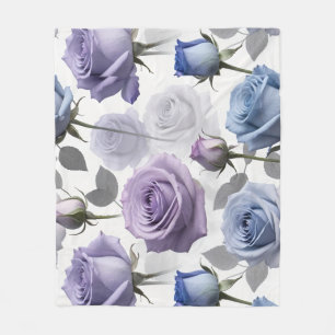 Manta Polar Rosas lavanda y azules sobre un gris nublado
