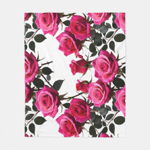 Manta Polar Rosas rojas y rosadas agrupadas sobre un fondo bla