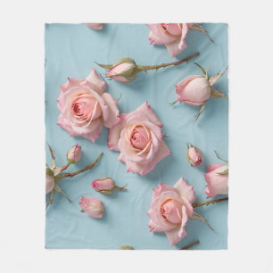 Manta Polar Rosas rosadas esparcidas sobre fondo azul claro