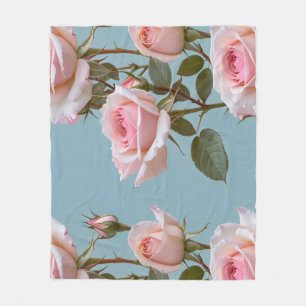Manta Polar Rosas rosadas pastel en un suave fondo azul cielo