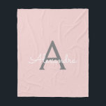 Manta Polar Rubor Gris Rosa Girly Script Monograma moderno<br><div class="desc">Monograma de Rubor Faux Gris y Rosa Añade tu propio nombre Fleece Blanket. Esto hace que el dulce perfecto cumpleaños 16,  boda,  ducha de novia,  aniversario,  ducha de bebé o fiesta de soltera sea regalo para alguien que ama el lujo glam y los estilos de moda.</div>