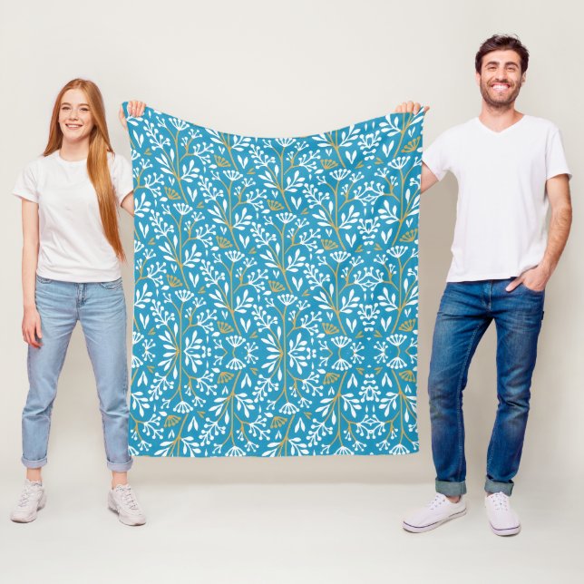 Manta Polar Seamless Floral Pattern: White and Gold on Blue (In situ)