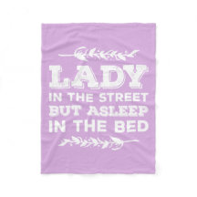 Señora en la calle pero dormido en la cama