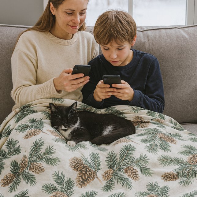 Manta Polar Siempreverde y piñas acogedoras  (Cozy and warm fleece blanket featuring pine branches and pinecones. )