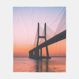 MANTA POLAR SILHOUETTE DE PUENTE BAJO CIELO CLARO