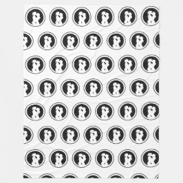 Manta Polar Silhouette de un beso de parejas de lesbianas