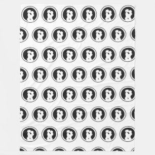 Manta Polar Silhouette de un beso de parejas de lesbianas