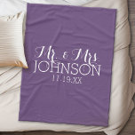 Manta Polar Sólido berenjena de color Mr. & Mrs Wedding Favor<br><div class="desc">Un color violeta negrita con fuentes de moda hacen una pieza de instrucción para los favores de recepción. Los tipos de letra Mr y Mrs son más fáciles de personalizar cuando se reemplaza primero todo el texto y las fotos. Si su arte todavía necesita ser ajustado, haga clic en el...</div>