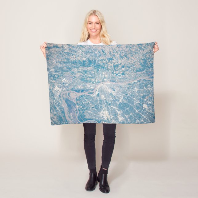 Manta Polar St. Louis, Missouri A Lo Largo Del Río Misisipi. (In situ)