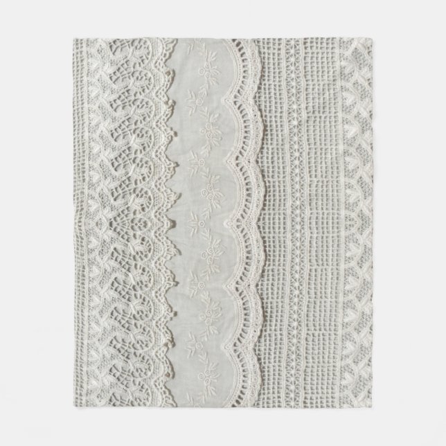 Manta Polar Sutil encaje blanco, cierre textil. (Anverso)