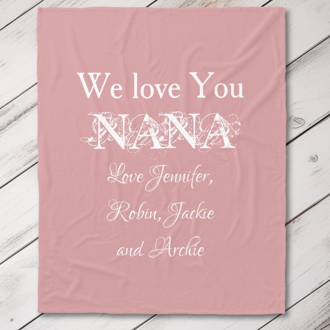 Manta Polar "Te queremos Nana" Elegante Guión Nombres Blandos  ('We Love You Nana' Elegant Script Names Soft Pink Fleece Blanket.)