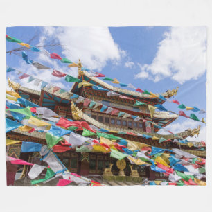 Manta Polar Templo tibetano con banderas de oración - Yunnan, 