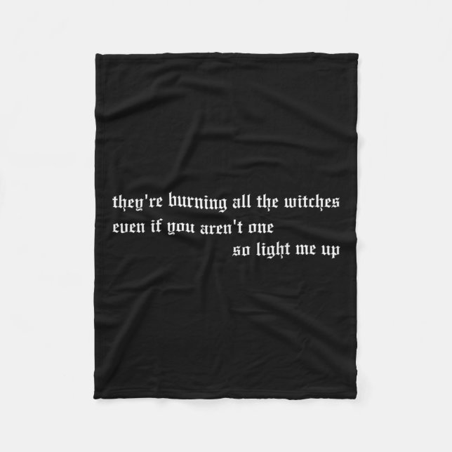 Manta Polar They're Burning All The Witches Apparel  (Anverso)